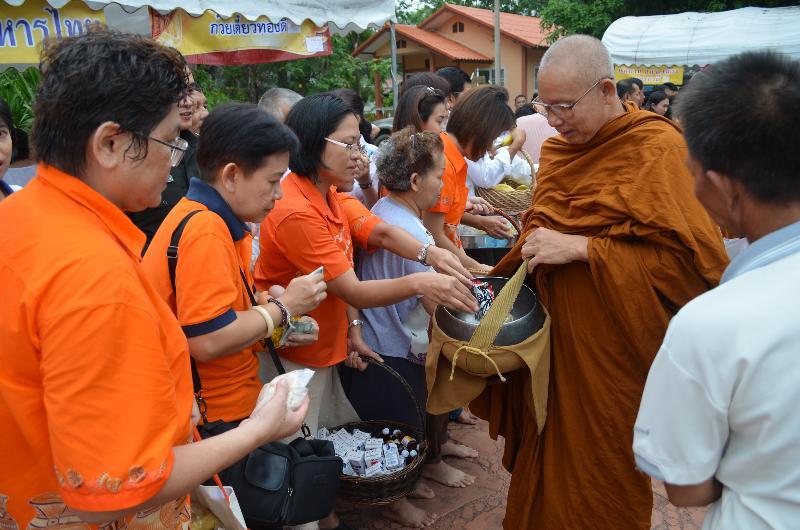 ภาพถ่าย ใช้ปุ่มลูกศร ซ้าย หรือ ขวา เลื่อนภาพถ่าย หรือปุ่มสามเหลี่ยมฉายภาพอัตโนมัติ  ถ้าต้องการบันทึกภาพ ใช้เมาส์คลิกขวาเลือกหัวข้อ  เป็นรูปภาพเป็น.. หรือ save as.. แสดงเต็มจอภาพ กุดปุ่ม F11 