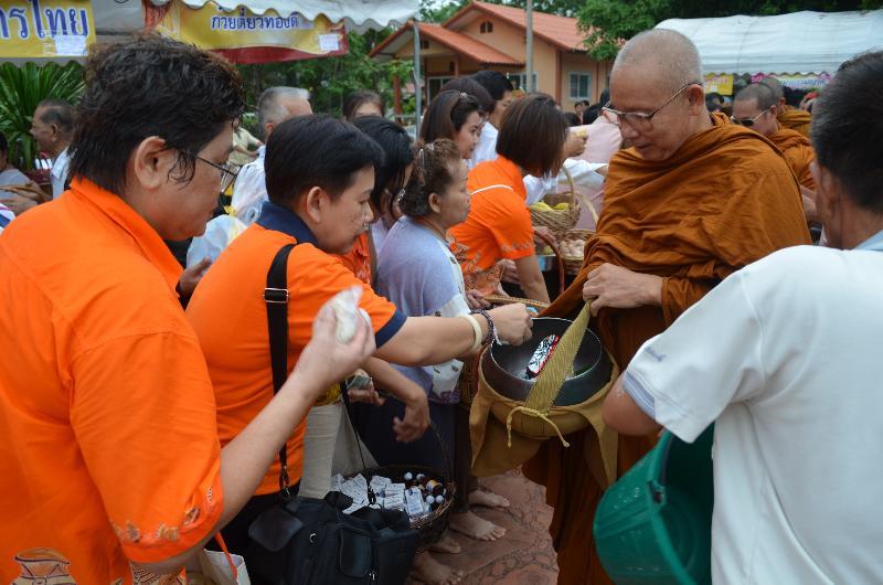 ภาพถ่าย ใช้ปุ่มลูกศร ซ้าย หรือ ขวา เลื่อนภาพถ่าย หรือปุ่มสามเหลี่ยมฉายภาพอัตโนมัติ  ถ้าต้องการบันทึกภาพ ใช้เมาส์คลิกขวาเลือกหัวข้อ  เป็นรูปภาพเป็น.. หรือ save as.. แสดงเต็มจอภาพ กุดปุ่ม F11 