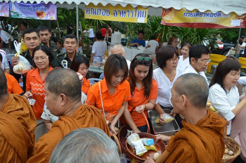 ภาพถ่าย ใช้ปุ่มลูกศร ซ้าย หรือ ขวา เลื่อนภาพถ่าย หรือปุ่มสามเหลี่ยมฉายภาพอัตโนมัติ  ถ้าต้องการบันทึกภาพ ใช้เมาส์คลิกขวาเลือกหัวข้อ  เป็นรูปภาพเป็น.. หรือ save as.. แสดงเต็มจอภาพ กุดปุ่ม F11 