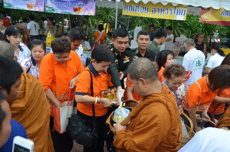ภาพถ่าย ใช้ปุ่มลูกศร ซ้าย หรือ ขวา เลื่อนภาพถ่าย หรือปุ่มสามเหลี่ยมฉายภาพอัตโนมัติ  ถ้าต้องการบันทึกภาพ ใช้เมาส์คลิกขวาเลือกหัวข้อ  เป็นรูปภาพเป็น.. หรือ save as.. แสดงเต็มจอภาพ กุดปุ่ม F11 
