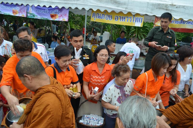 ภาพถ่าย ใช้ปุ่มลูกศร ซ้าย หรือ ขวา เลื่อนภาพถ่าย หรือปุ่มสามเหลี่ยมฉายภาพอัตโนมัติ  ถ้าต้องการบันทึกภาพ ใช้เมาส์คลิกขวาเลือกหัวข้อ  เป็นรูปภาพเป็น.. หรือ save as.. แสดงเต็มจอภาพ กุดปุ่ม F11 