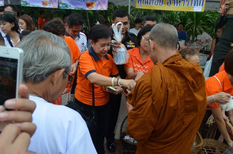 ภาพถ่าย ใช้ปุ่มลูกศร ซ้าย หรือ ขวา เลื่อนภาพถ่าย หรือปุ่มสามเหลี่ยมฉายภาพอัตโนมัติ  ถ้าต้องการบันทึกภาพ ใช้เมาส์คลิกขวาเลือกหัวข้อ  เป็นรูปภาพเป็น.. หรือ save as.. แสดงเต็มจอภาพ กุดปุ่ม F11 