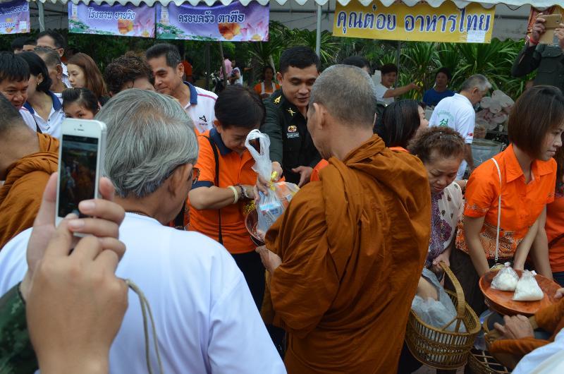 ภาพถ่าย ใช้ปุ่มลูกศร ซ้าย หรือ ขวา เลื่อนภาพถ่าย หรือปุ่มสามเหลี่ยมฉายภาพอัตโนมัติ  ถ้าต้องการบันทึกภาพ ใช้เมาส์คลิกขวาเลือกหัวข้อ  เป็นรูปภาพเป็น.. หรือ save as.. แสดงเต็มจอภาพ กุดปุ่ม F11 