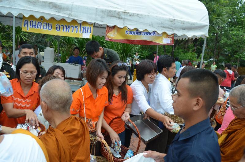 ภาพถ่าย ใช้ปุ่มลูกศร ซ้าย หรือ ขวา เลื่อนภาพถ่าย หรือปุ่มสามเหลี่ยมฉายภาพอัตโนมัติ  ถ้าต้องการบันทึกภาพ ใช้เมาส์คลิกขวาเลือกหัวข้อ  เป็นรูปภาพเป็น.. หรือ save as.. แสดงเต็มจอภาพ กุดปุ่ม F11 