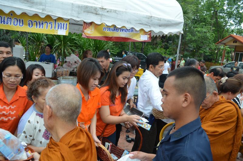 ภาพถ่าย ใช้ปุ่มลูกศร ซ้าย หรือ ขวา เลื่อนภาพถ่าย หรือปุ่มสามเหลี่ยมฉายภาพอัตโนมัติ  ถ้าต้องการบันทึกภาพ ใช้เมาส์คลิกขวาเลือกหัวข้อ  เป็นรูปภาพเป็น.. หรือ save as.. แสดงเต็มจอภาพ กุดปุ่ม F11 