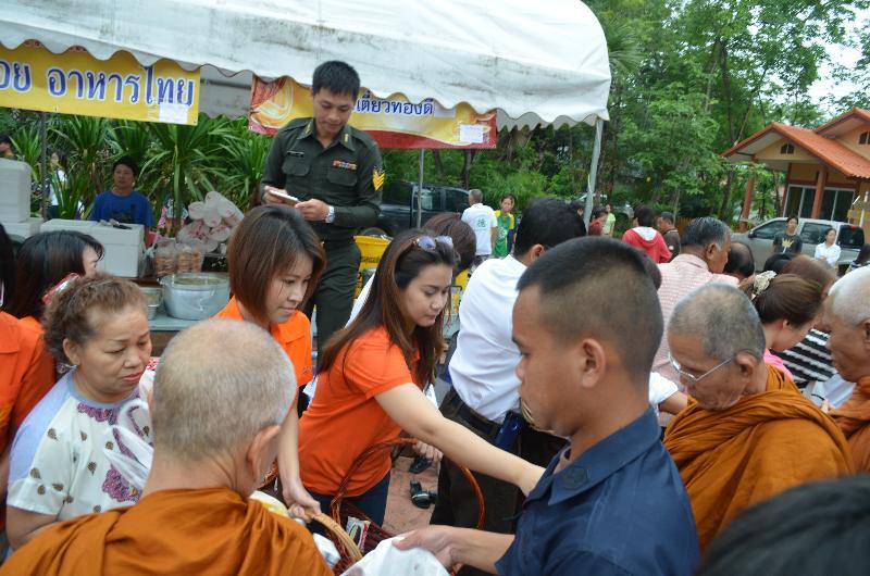 ภาพถ่าย ใช้ปุ่มลูกศร ซ้าย หรือ ขวา เลื่อนภาพถ่าย หรือปุ่มสามเหลี่ยมฉายภาพอัตโนมัติ  ถ้าต้องการบันทึกภาพ ใช้เมาส์คลิกขวาเลือกหัวข้อ  เป็นรูปภาพเป็น.. หรือ save as.. แสดงเต็มจอภาพ กุดปุ่ม F11 