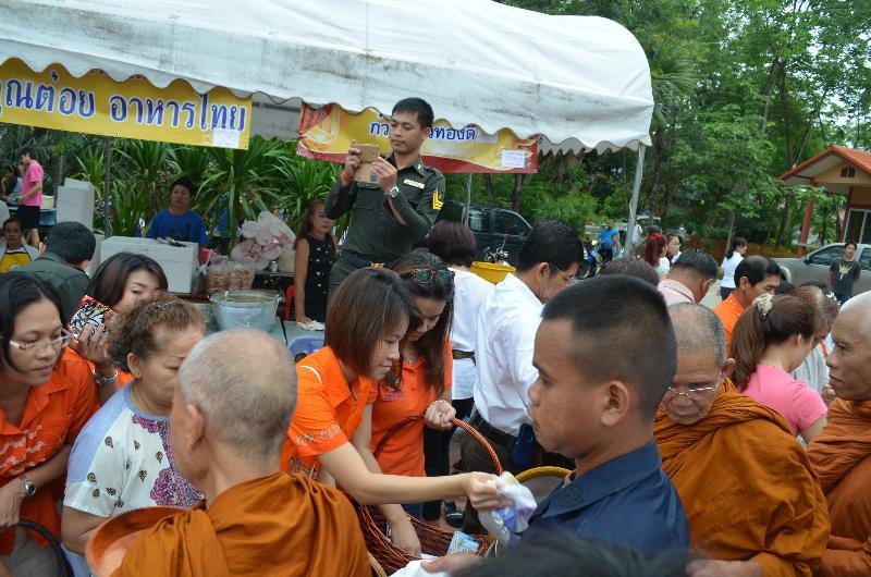 ภาพถ่าย ใช้ปุ่มลูกศร ซ้าย หรือ ขวา เลื่อนภาพถ่าย หรือปุ่มสามเหลี่ยมฉายภาพอัตโนมัติ  ถ้าต้องการบันทึกภาพ ใช้เมาส์คลิกขวาเลือกหัวข้อ  เป็นรูปภาพเป็น.. หรือ save as.. แสดงเต็มจอภาพ กุดปุ่ม F11 