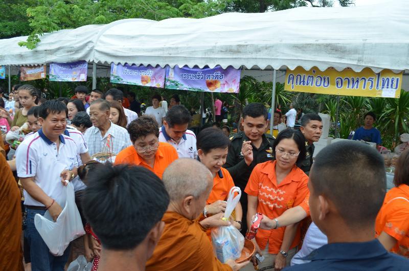 ภาพถ่าย ใช้ปุ่มลูกศร ซ้าย หรือ ขวา เลื่อนภาพถ่าย หรือปุ่มสามเหลี่ยมฉายภาพอัตโนมัติ  ถ้าต้องการบันทึกภาพ ใช้เมาส์คลิกขวาเลือกหัวข้อ  เป็นรูปภาพเป็น.. หรือ save as.. แสดงเต็มจอภาพ กุดปุ่ม F11 