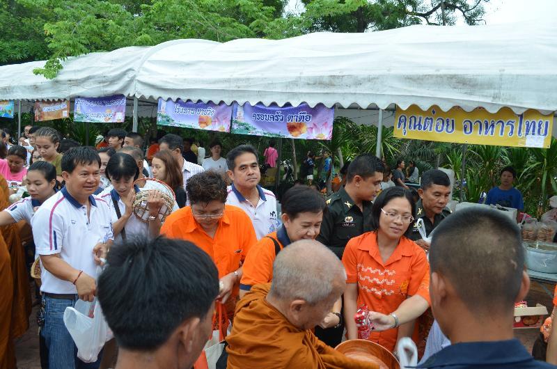 ภาพถ่าย ใช้ปุ่มลูกศร ซ้าย หรือ ขวา เลื่อนภาพถ่าย หรือปุ่มสามเหลี่ยมฉายภาพอัตโนมัติ  ถ้าต้องการบันทึกภาพ ใช้เมาส์คลิกขวาเลือกหัวข้อ  เป็นรูปภาพเป็น.. หรือ save as.. แสดงเต็มจอภาพ กุดปุ่ม F11 