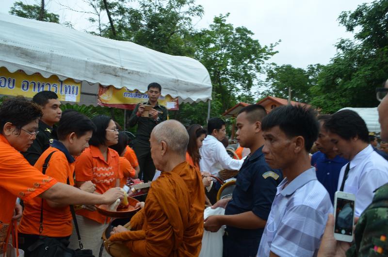 ภาพถ่าย ใช้ปุ่มลูกศร ซ้าย หรือ ขวา เลื่อนภาพถ่าย หรือปุ่มสามเหลี่ยมฉายภาพอัตโนมัติ  ถ้าต้องการบันทึกภาพ ใช้เมาส์คลิกขวาเลือกหัวข้อ  เป็นรูปภาพเป็น.. หรือ save as.. แสดงเต็มจอภาพ กุดปุ่ม F11 
