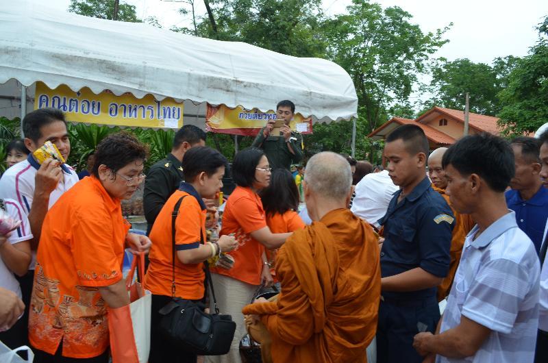 ภาพถ่าย ใช้ปุ่มลูกศร ซ้าย หรือ ขวา เลื่อนภาพถ่าย หรือปุ่มสามเหลี่ยมฉายภาพอัตโนมัติ  ถ้าต้องการบันทึกภาพ ใช้เมาส์คลิกขวาเลือกหัวข้อ  เป็นรูปภาพเป็น.. หรือ save as.. แสดงเต็มจอภาพ กุดปุ่ม F11 