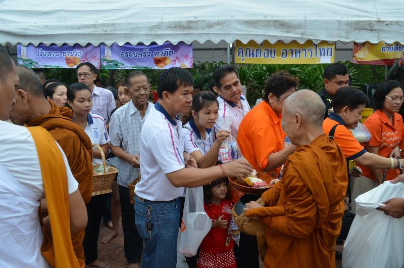 ภาพถ่าย ใช้ปุ่มลูกศร ซ้าย หรือ ขวา เลื่อนภาพถ่าย หรือปุ่มสามเหลี่ยมฉายภาพอัตโนมัติ  ถ้าต้องการบันทึกภาพ ใช้เมาส์คลิกขวาเลือกหัวข้อ  เป็นรูปภาพเป็น.. หรือ save as.. แสดงเต็มจอภาพ กุดปุ่ม F11 