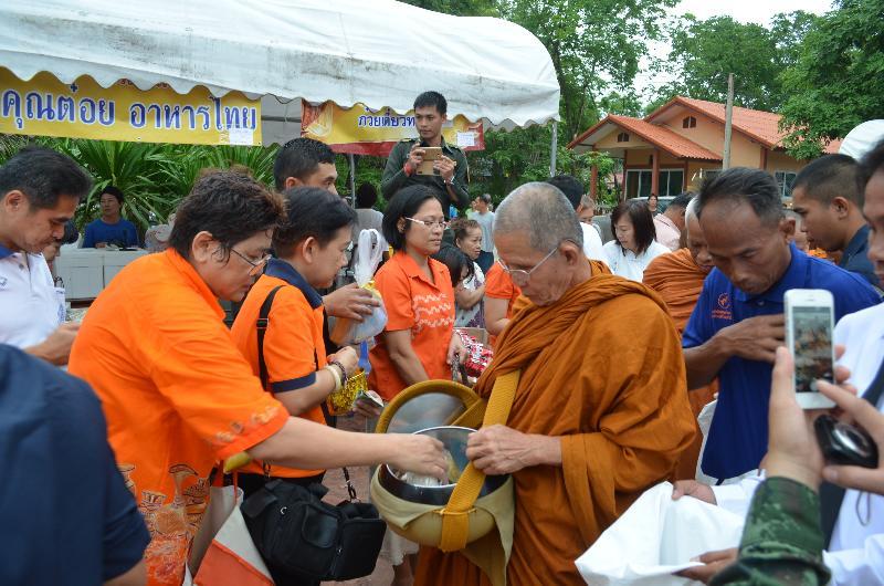 ภาพถ่าย ใช้ปุ่มลูกศร ซ้าย หรือ ขวา เลื่อนภาพถ่าย หรือปุ่มสามเหลี่ยมฉายภาพอัตโนมัติ  ถ้าต้องการบันทึกภาพ ใช้เมาส์คลิกขวาเลือกหัวข้อ  เป็นรูปภาพเป็น.. หรือ save as.. แสดงเต็มจอภาพ กุดปุ่ม F11 