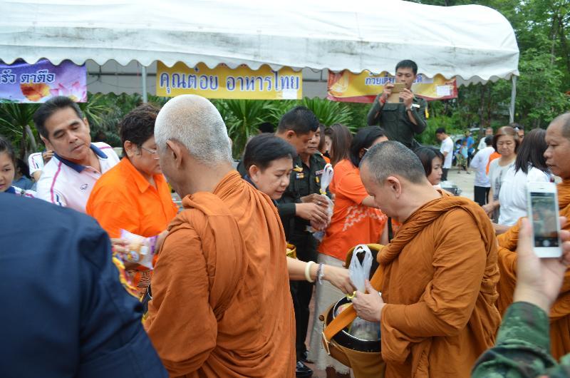 ภาพถ่าย ใช้ปุ่มลูกศร ซ้าย หรือ ขวา เลื่อนภาพถ่าย หรือปุ่มสามเหลี่ยมฉายภาพอัตโนมัติ  ถ้าต้องการบันทึกภาพ ใช้เมาส์คลิกขวาเลือกหัวข้อ  เป็นรูปภาพเป็น.. หรือ save as.. แสดงเต็มจอภาพ กุดปุ่ม F11 