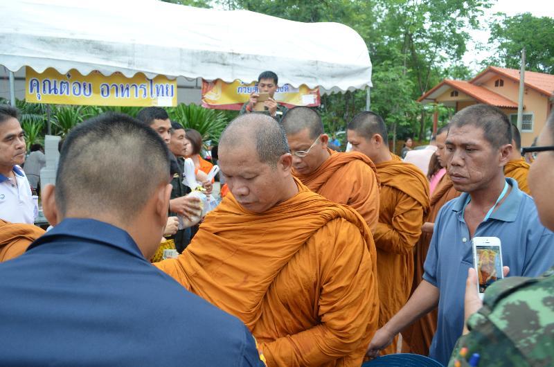 ภาพถ่าย ใช้ปุ่มลูกศร ซ้าย หรือ ขวา เลื่อนภาพถ่าย หรือปุ่มสามเหลี่ยมฉายภาพอัตโนมัติ  ถ้าต้องการบันทึกภาพ ใช้เมาส์คลิกขวาเลือกหัวข้อ  เป็นรูปภาพเป็น.. หรือ save as.. แสดงเต็มจอภาพ กุดปุ่ม F11 