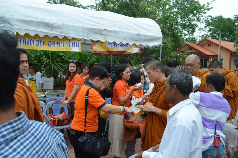 ภาพถ่าย ใช้ปุ่มลูกศร ซ้าย หรือ ขวา เลื่อนภาพถ่าย หรือปุ่มสามเหลี่ยมฉายภาพอัตโนมัติ  ถ้าต้องการบันทึกภาพ ใช้เมาส์คลิกขวาเลือกหัวข้อ  เป็นรูปภาพเป็น.. หรือ save as.. แสดงเต็มจอภาพ กุดปุ่ม F11 