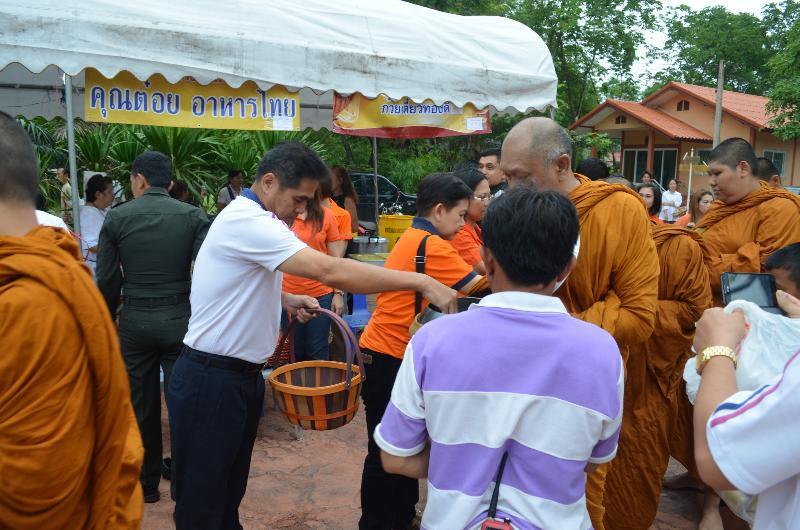 ภาพถ่าย ใช้ปุ่มลูกศร ซ้าย หรือ ขวา เลื่อนภาพถ่าย หรือปุ่มสามเหลี่ยมฉายภาพอัตโนมัติ  ถ้าต้องการบันทึกภาพ ใช้เมาส์คลิกขวาเลือกหัวข้อ  เป็นรูปภาพเป็น.. หรือ save as.. แสดงเต็มจอภาพ กุดปุ่ม F11 