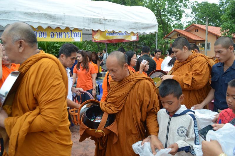 ภาพถ่าย ใช้ปุ่มลูกศร ซ้าย หรือ ขวา เลื่อนภาพถ่าย หรือปุ่มสามเหลี่ยมฉายภาพอัตโนมัติ  ถ้าต้องการบันทึกภาพ ใช้เมาส์คลิกขวาเลือกหัวข้อ  เป็นรูปภาพเป็น.. หรือ save as.. แสดงเต็มจอภาพ กุดปุ่ม F11 