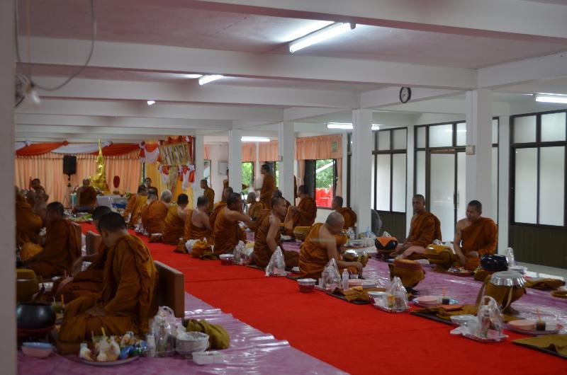 ภาพถ่าย ใช้ปุ่มลูกศร ซ้าย หรือ ขวา เลื่อนภาพถ่าย หรือปุ่มสามเหลี่ยมฉายภาพอัตโนมัติ  ถ้าต้องการบันทึกภาพ ใช้เมาส์คลิกขวาเลือกหัวข้อ  เป็นรูปภาพเป็น.. หรือ save as.. แสดงเต็มจอภาพ กุดปุ่ม F11 