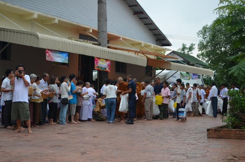 ภาพถ่าย ใช้ปุ่มลูกศร ซ้าย หรือ ขวา เลื่อนภาพถ่าย หรือปุ่มสามเหลี่ยมฉายภาพอัตโนมัติ  ถ้าต้องการบันทึกภาพ ใช้เมาส์คลิกขวาเลือกหัวข้อ  เป็นรูปภาพเป็น.. หรือ save as.. แสดงเต็มจอภาพ กุดปุ่ม F11 