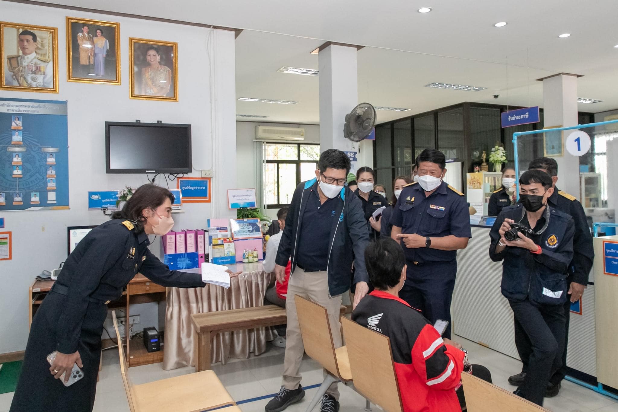 ภาพถ่าย ใช้ปุ่มลูกศร ซ้าย หรือ ขวา เลื่อนภาพถ่าย หรือปุ่มสามเหลี่ยมฉายภาพอัตโนมัติ  ถ้าต้องการบันทึกภาพ ใช้เมาส์คลิกขวาเลือกหัวข้อ  เป็นรูปภาพเป็น.. หรือ save as.. แสดงเต็มจอภาพ กุดปุ่ม F11 