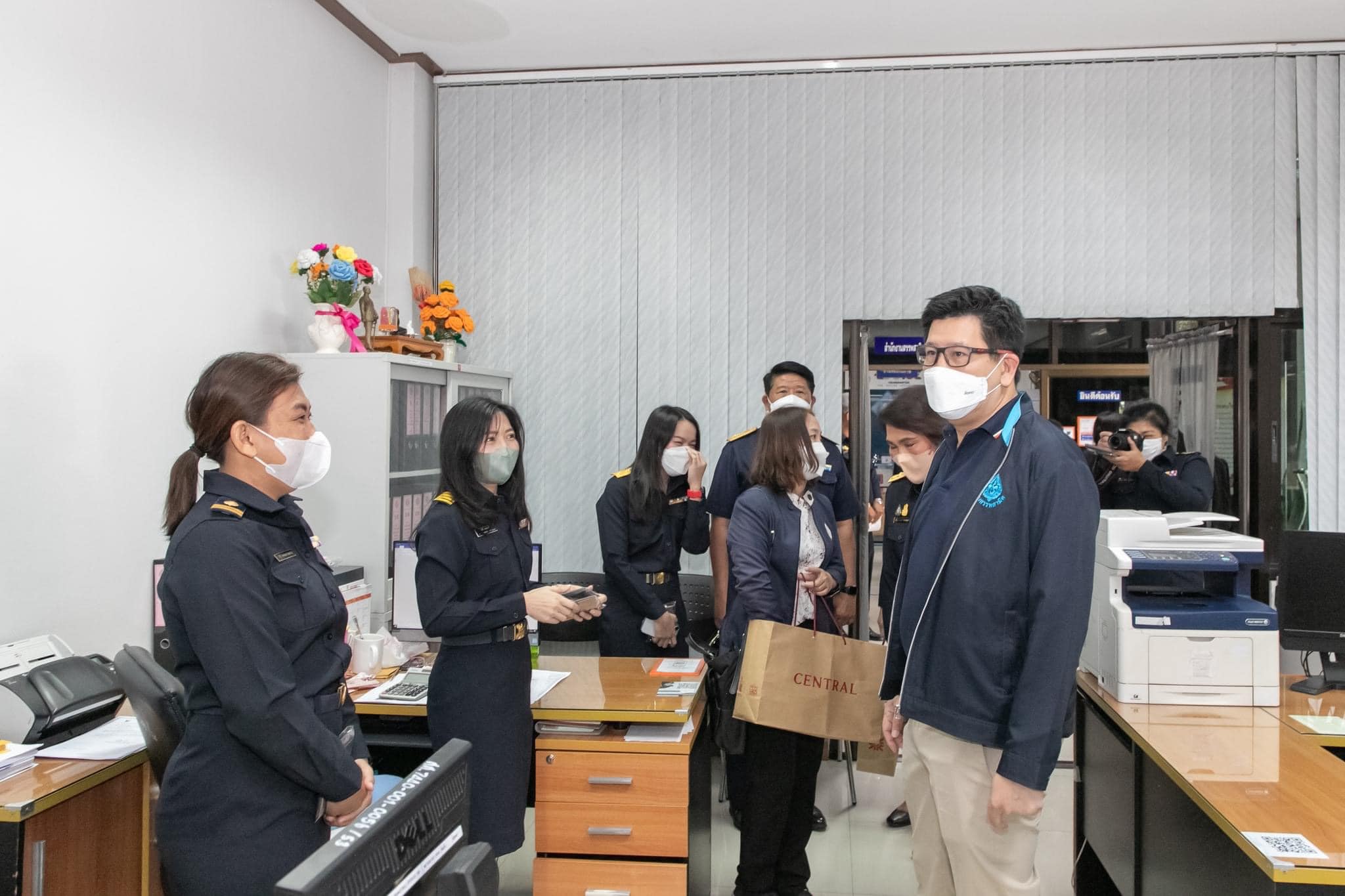 ภาพถ่าย ใช้ปุ่มลูกศร ซ้าย หรือ ขวา เลื่อนภาพถ่าย หรือปุ่มสามเหลี่ยมฉายภาพอัตโนมัติ  ถ้าต้องการบันทึกภาพ ใช้เมาส์คลิกขวาเลือกหัวข้อ  เป็นรูปภาพเป็น.. หรือ save as.. แสดงเต็มจอภาพ กุดปุ่ม F11 