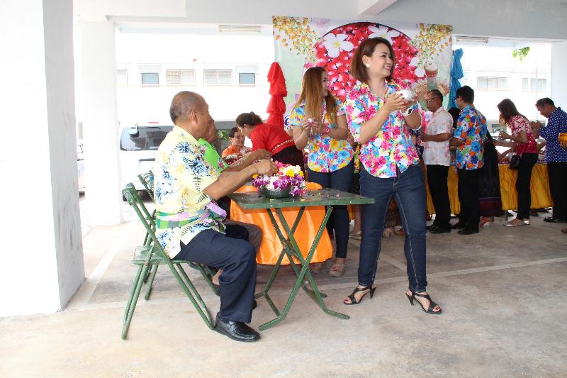 ภาพถ่าย ใช้ปุ่มลูกศร ซ้าย หรือ ขวา เลื่อนภาพถ่าย หรือปุ่มสามเหลี่ยมฉายภาพอัตโนมัติ  ถ้าต้องการบันทึกภาพ ใช้เมาส์คลิกขวาเลือกหัวข้อ  เป็นรูปภาพเป็น.. หรือ save as.. แสดงเต็มจอภาพ กุดปุ่ม F11 