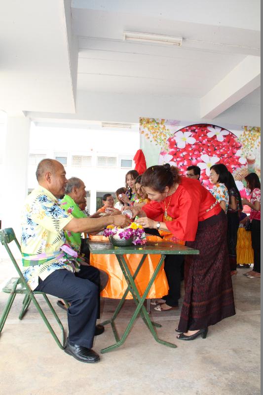 ภาพถ่าย ใช้ปุ่มลูกศร ซ้าย หรือ ขวา เลื่อนภาพถ่าย หรือปุ่มสามเหลี่ยมฉายภาพอัตโนมัติ  ถ้าต้องการบันทึกภาพ ใช้เมาส์คลิกขวาเลือกหัวข้อ  เป็นรูปภาพเป็น.. หรือ save as.. แสดงเต็มจอภาพ กุดปุ่ม F11 