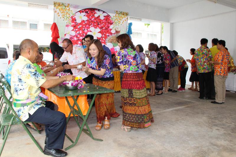 ภาพถ่าย ใช้ปุ่มลูกศร ซ้าย หรือ ขวา เลื่อนภาพถ่าย หรือปุ่มสามเหลี่ยมฉายภาพอัตโนมัติ  ถ้าต้องการบันทึกภาพ ใช้เมาส์คลิกขวาเลือกหัวข้อ  เป็นรูปภาพเป็น.. หรือ save as.. แสดงเต็มจอภาพ กุดปุ่ม F11 