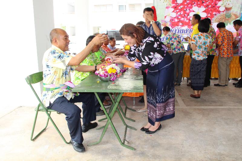 ภาพถ่าย ใช้ปุ่มลูกศร ซ้าย หรือ ขวา เลื่อนภาพถ่าย หรือปุ่มสามเหลี่ยมฉายภาพอัตโนมัติ  ถ้าต้องการบันทึกภาพ ใช้เมาส์คลิกขวาเลือกหัวข้อ  เป็นรูปภาพเป็น.. หรือ save as.. แสดงเต็มจอภาพ กุดปุ่ม F11 