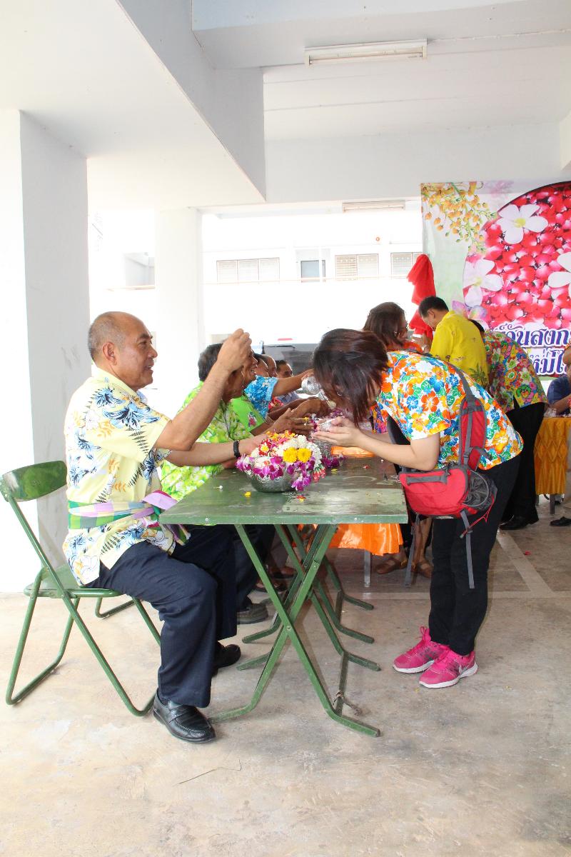 ภาพถ่าย ใช้ปุ่มลูกศร ซ้าย หรือ ขวา เลื่อนภาพถ่าย หรือปุ่มสามเหลี่ยมฉายภาพอัตโนมัติ  ถ้าต้องการบันทึกภาพ ใช้เมาส์คลิกขวาเลือกหัวข้อ  เป็นรูปภาพเป็น.. หรือ save as.. แสดงเต็มจอภาพ กุดปุ่ม F11 