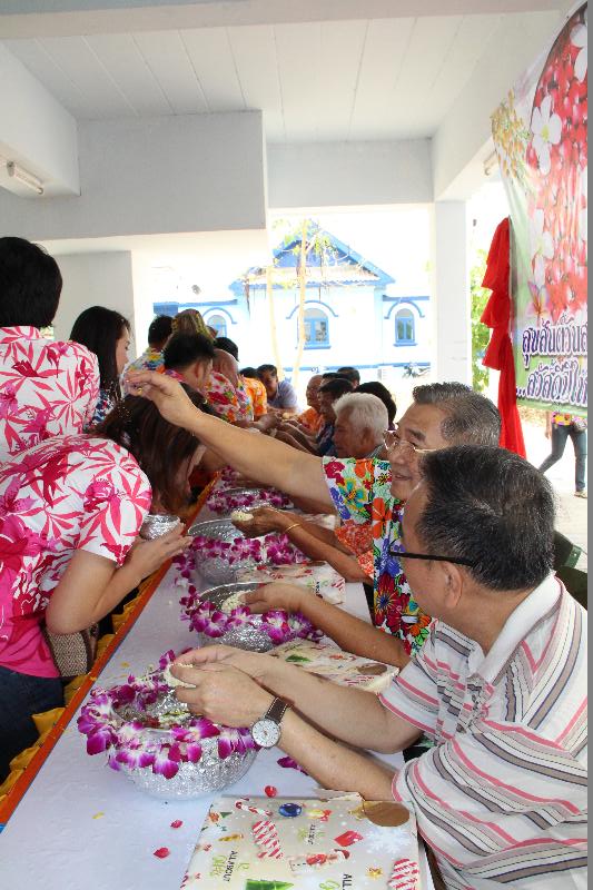 ภาพถ่าย ใช้ปุ่มลูกศร ซ้าย หรือ ขวา เลื่อนภาพถ่าย หรือปุ่มสามเหลี่ยมฉายภาพอัตโนมัติ  ถ้าต้องการบันทึกภาพ ใช้เมาส์คลิกขวาเลือกหัวข้อ  เป็นรูปภาพเป็น.. หรือ save as.. แสดงเต็มจอภาพ กุดปุ่ม F11 