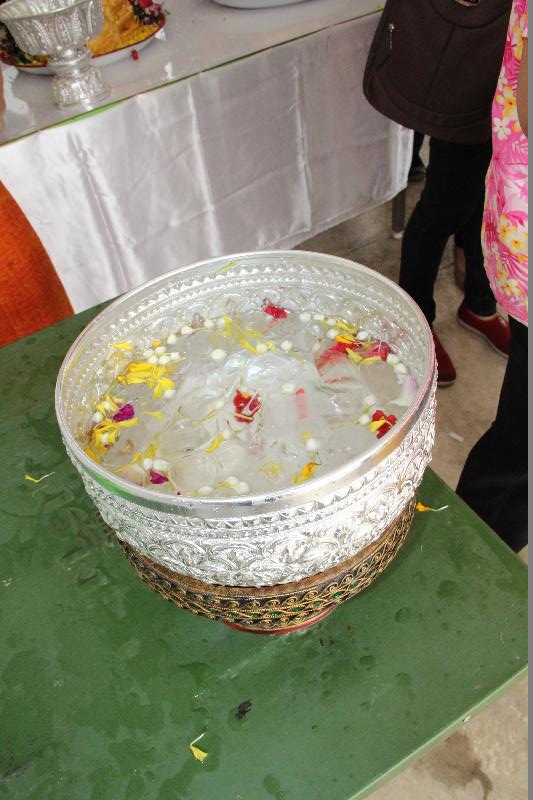 ภาพถ่าย ใช้ปุ่มลูกศร ซ้าย หรือ ขวา เลื่อนภาพถ่าย หรือปุ่มสามเหลี่ยมฉายภาพอัตโนมัติ  ถ้าต้องการบันทึกภาพ ใช้เมาส์คลิกขวาเลือกหัวข้อ  เป็นรูปภาพเป็น.. หรือ save as.. แสดงเต็มจอภาพ กุดปุ่ม F11 