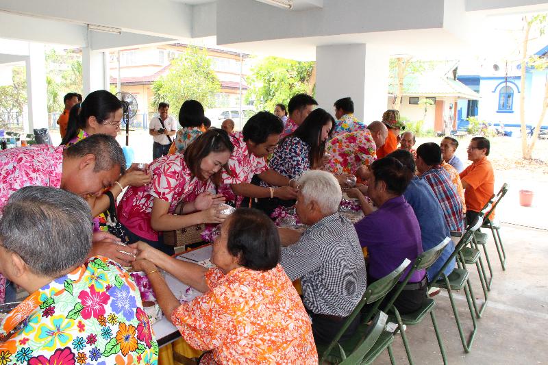 ภาพถ่าย ใช้ปุ่มลูกศร ซ้าย หรือ ขวา เลื่อนภาพถ่าย หรือปุ่มสามเหลี่ยมฉายภาพอัตโนมัติ  ถ้าต้องการบันทึกภาพ ใช้เมาส์คลิกขวาเลือกหัวข้อ  เป็นรูปภาพเป็น.. หรือ save as.. แสดงเต็มจอภาพ กุดปุ่ม F11 