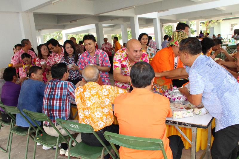 ภาพถ่าย ใช้ปุ่มลูกศร ซ้าย หรือ ขวา เลื่อนภาพถ่าย หรือปุ่มสามเหลี่ยมฉายภาพอัตโนมัติ  ถ้าต้องการบันทึกภาพ ใช้เมาส์คลิกขวาเลือกหัวข้อ  เป็นรูปภาพเป็น.. หรือ save as.. แสดงเต็มจอภาพ กุดปุ่ม F11 