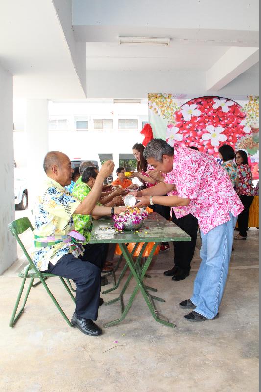 ภาพถ่าย ใช้ปุ่มลูกศร ซ้าย หรือ ขวา เลื่อนภาพถ่าย หรือปุ่มสามเหลี่ยมฉายภาพอัตโนมัติ  ถ้าต้องการบันทึกภาพ ใช้เมาส์คลิกขวาเลือกหัวข้อ  เป็นรูปภาพเป็น.. หรือ save as.. แสดงเต็มจอภาพ กุดปุ่ม F11 