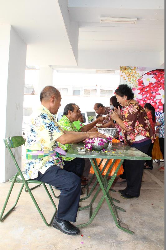 ภาพถ่าย ใช้ปุ่มลูกศร ซ้าย หรือ ขวา เลื่อนภาพถ่าย หรือปุ่มสามเหลี่ยมฉายภาพอัตโนมัติ  ถ้าต้องการบันทึกภาพ ใช้เมาส์คลิกขวาเลือกหัวข้อ  เป็นรูปภาพเป็น.. หรือ save as.. แสดงเต็มจอภาพ กุดปุ่ม F11 