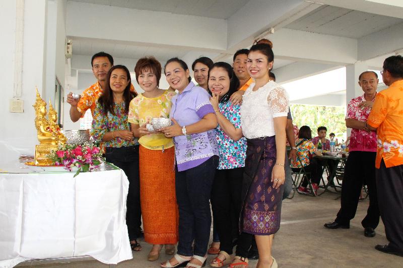 ภาพถ่าย ใช้ปุ่มลูกศร ซ้าย หรือ ขวา เลื่อนภาพถ่าย หรือปุ่มสามเหลี่ยมฉายภาพอัตโนมัติ  ถ้าต้องการบันทึกภาพ ใช้เมาส์คลิกขวาเลือกหัวข้อ  เป็นรูปภาพเป็น.. หรือ save as.. แสดงเต็มจอภาพ กุดปุ่ม F11 