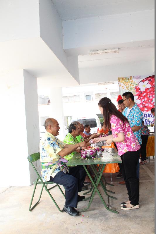 ภาพถ่าย ใช้ปุ่มลูกศร ซ้าย หรือ ขวา เลื่อนภาพถ่าย หรือปุ่มสามเหลี่ยมฉายภาพอัตโนมัติ  ถ้าต้องการบันทึกภาพ ใช้เมาส์คลิกขวาเลือกหัวข้อ  เป็นรูปภาพเป็น.. หรือ save as.. แสดงเต็มจอภาพ กุดปุ่ม F11 