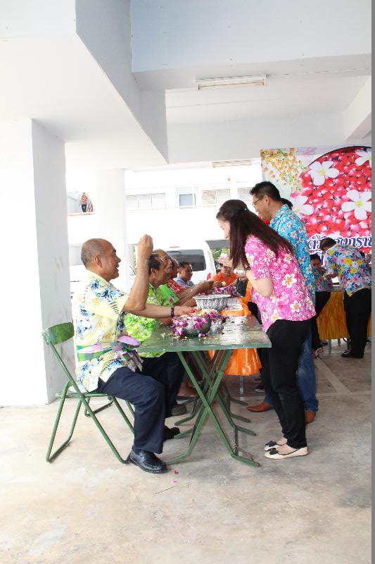 ภาพถ่าย ใช้ปุ่มลูกศร ซ้าย หรือ ขวา เลื่อนภาพถ่าย หรือปุ่มสามเหลี่ยมฉายภาพอัตโนมัติ  ถ้าต้องการบันทึกภาพ ใช้เมาส์คลิกขวาเลือกหัวข้อ  เป็นรูปภาพเป็น.. หรือ save as.. แสดงเต็มจอภาพ กุดปุ่ม F11 