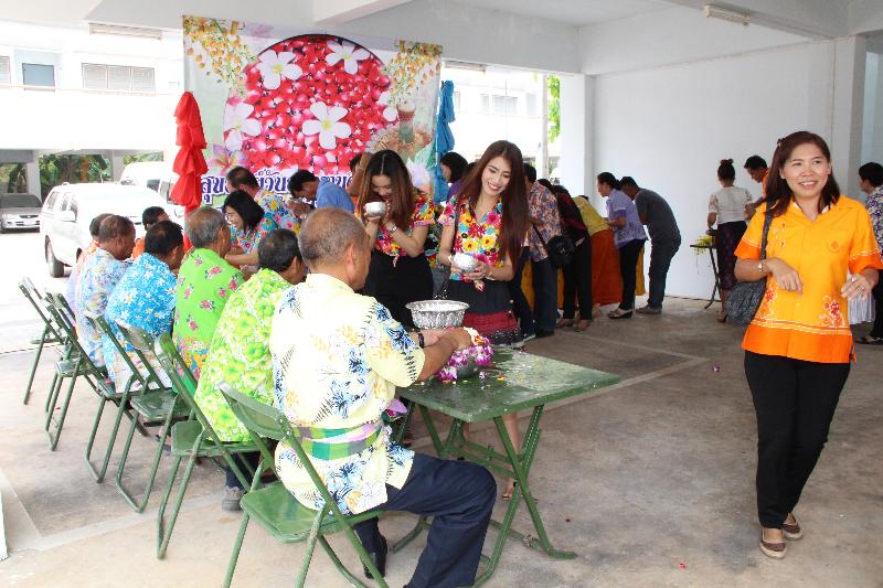 ภาพถ่าย ใช้ปุ่มลูกศร ซ้าย หรือ ขวา เลื่อนภาพถ่าย หรือปุ่มสามเหลี่ยมฉายภาพอัตโนมัติ  ถ้าต้องการบันทึกภาพ ใช้เมาส์คลิกขวาเลือกหัวข้อ  เป็นรูปภาพเป็น.. หรือ save as.. แสดงเต็มจอภาพ กุดปุ่ม F11 