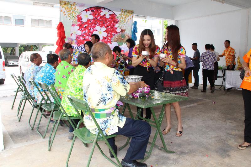 ภาพถ่าย ใช้ปุ่มลูกศร ซ้าย หรือ ขวา เลื่อนภาพถ่าย หรือปุ่มสามเหลี่ยมฉายภาพอัตโนมัติ  ถ้าต้องการบันทึกภาพ ใช้เมาส์คลิกขวาเลือกหัวข้อ  เป็นรูปภาพเป็น.. หรือ save as.. แสดงเต็มจอภาพ กุดปุ่ม F11 