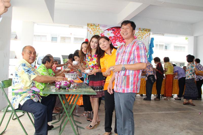 ภาพถ่าย ใช้ปุ่มลูกศร ซ้าย หรือ ขวา เลื่อนภาพถ่าย หรือปุ่มสามเหลี่ยมฉายภาพอัตโนมัติ  ถ้าต้องการบันทึกภาพ ใช้เมาส์คลิกขวาเลือกหัวข้อ  เป็นรูปภาพเป็น.. หรือ save as.. แสดงเต็มจอภาพ กุดปุ่ม F11 