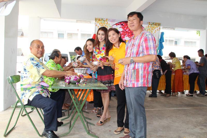 ภาพถ่าย ใช้ปุ่มลูกศร ซ้าย หรือ ขวา เลื่อนภาพถ่าย หรือปุ่มสามเหลี่ยมฉายภาพอัตโนมัติ  ถ้าต้องการบันทึกภาพ ใช้เมาส์คลิกขวาเลือกหัวข้อ  เป็นรูปภาพเป็น.. หรือ save as.. แสดงเต็มจอภาพ กุดปุ่ม F11 