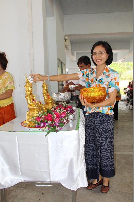 ภาพถ่าย ใช้ปุ่มลูกศร ซ้าย หรือ ขวา เลื่อนภาพถ่าย หรือปุ่มสามเหลี่ยมฉายภาพอัตโนมัติ  ถ้าต้องการบันทึกภาพ ใช้เมาส์คลิกขวาเลือกหัวข้อ  เป็นรูปภาพเป็น.. หรือ save as.. แสดงเต็มจอภาพ กุดปุ่ม F11 