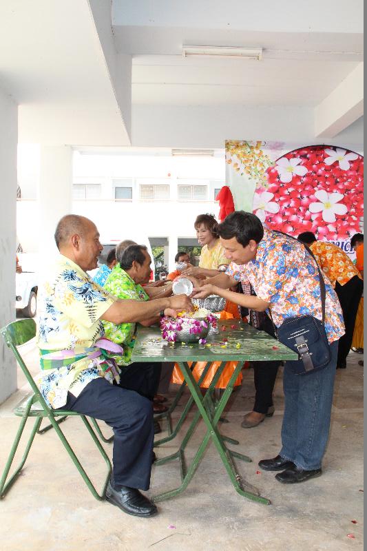 ภาพถ่าย ใช้ปุ่มลูกศร ซ้าย หรือ ขวา เลื่อนภาพถ่าย หรือปุ่มสามเหลี่ยมฉายภาพอัตโนมัติ  ถ้าต้องการบันทึกภาพ ใช้เมาส์คลิกขวาเลือกหัวข้อ  เป็นรูปภาพเป็น.. หรือ save as.. แสดงเต็มจอภาพ กุดปุ่ม F11 