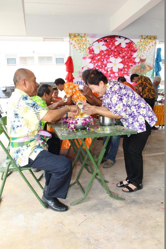 ภาพถ่าย ใช้ปุ่มลูกศร ซ้าย หรือ ขวา เลื่อนภาพถ่าย หรือปุ่มสามเหลี่ยมฉายภาพอัตโนมัติ  ถ้าต้องการบันทึกภาพ ใช้เมาส์คลิกขวาเลือกหัวข้อ  เป็นรูปภาพเป็น.. หรือ save as.. แสดงเต็มจอภาพ กุดปุ่ม F11 