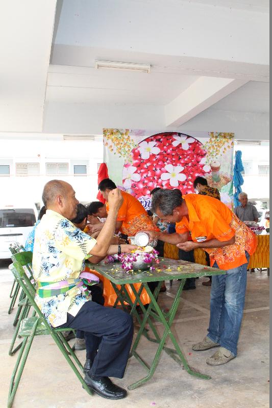 ภาพถ่าย ใช้ปุ่มลูกศร ซ้าย หรือ ขวา เลื่อนภาพถ่าย หรือปุ่มสามเหลี่ยมฉายภาพอัตโนมัติ  ถ้าต้องการบันทึกภาพ ใช้เมาส์คลิกขวาเลือกหัวข้อ  เป็นรูปภาพเป็น.. หรือ save as.. แสดงเต็มจอภาพ กุดปุ่ม F11 