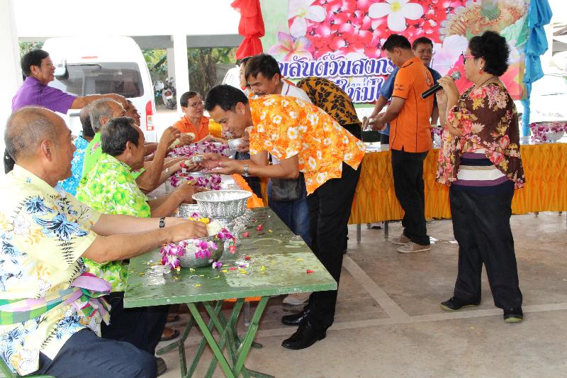 ภาพถ่าย ใช้ปุ่มลูกศร ซ้าย หรือ ขวา เลื่อนภาพถ่าย หรือปุ่มสามเหลี่ยมฉายภาพอัตโนมัติ  ถ้าต้องการบันทึกภาพ ใช้เมาส์คลิกขวาเลือกหัวข้อ  เป็นรูปภาพเป็น.. หรือ save as.. แสดงเต็มจอภาพ กุดปุ่ม F11 