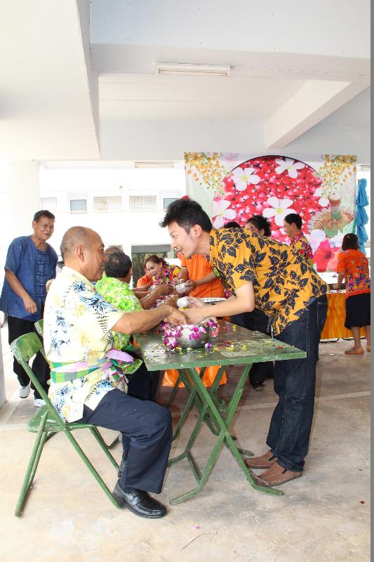 ภาพถ่าย ใช้ปุ่มลูกศร ซ้าย หรือ ขวา เลื่อนภาพถ่าย หรือปุ่มสามเหลี่ยมฉายภาพอัตโนมัติ  ถ้าต้องการบันทึกภาพ ใช้เมาส์คลิกขวาเลือกหัวข้อ  เป็นรูปภาพเป็น.. หรือ save as.. แสดงเต็มจอภาพ กุดปุ่ม F11 